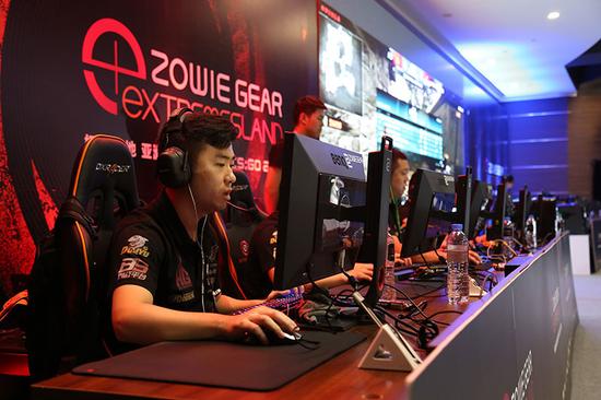 而是由一个 而是由一个